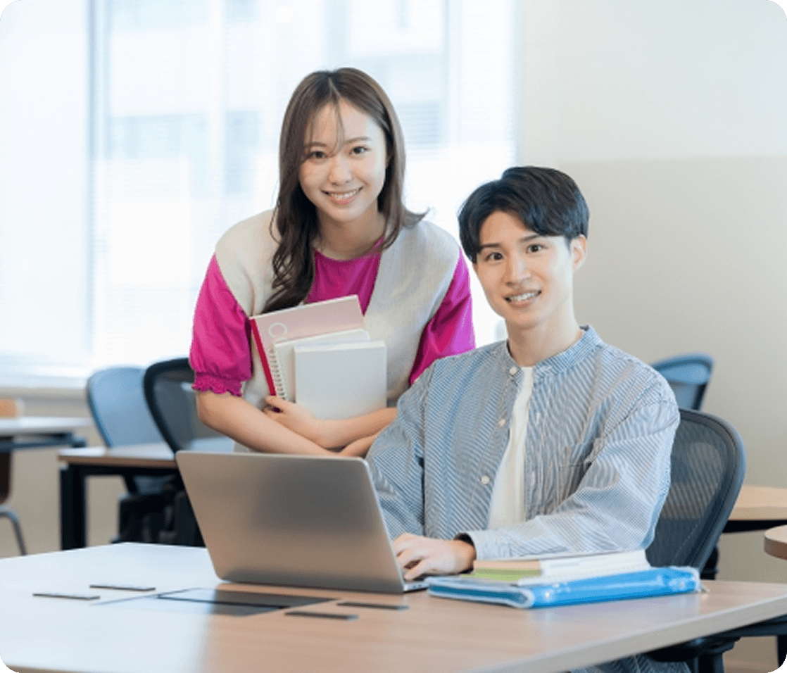pcの前でこちらを向く男女