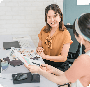 打ち合わせをしている女性