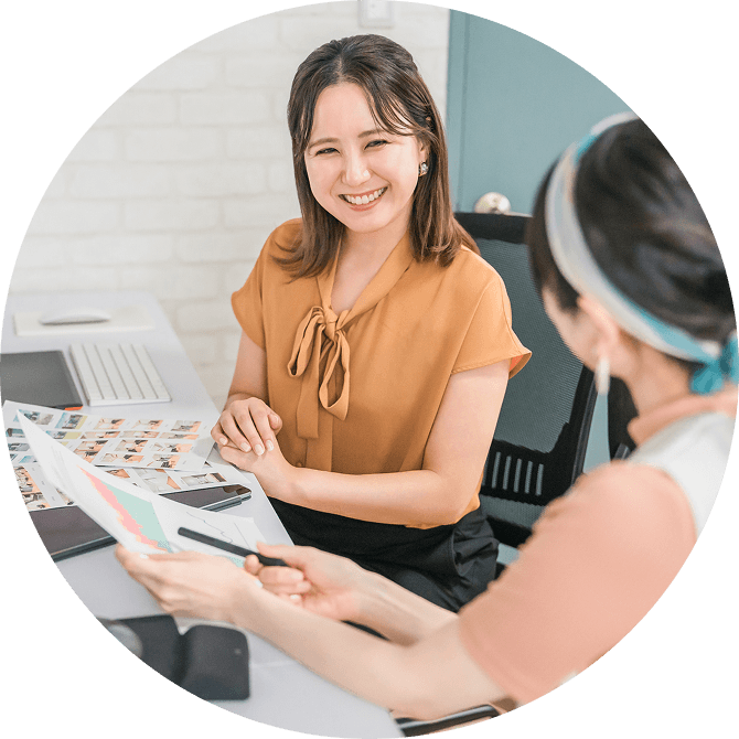 笑顔で話し合うスタッフの写真