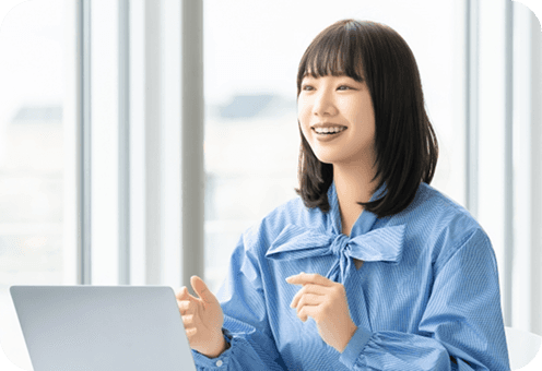 笑顔の女性の写真