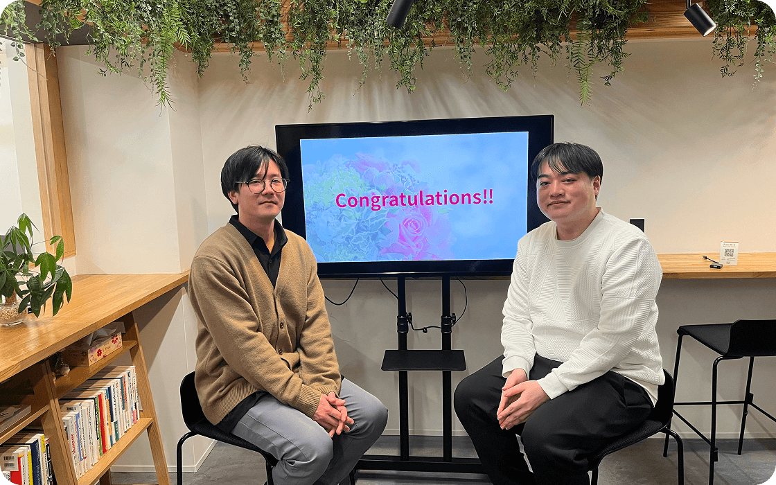 卒業生と先輩の記念写真